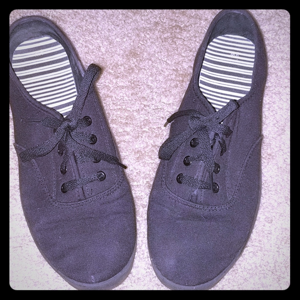 Black Tennis shoes